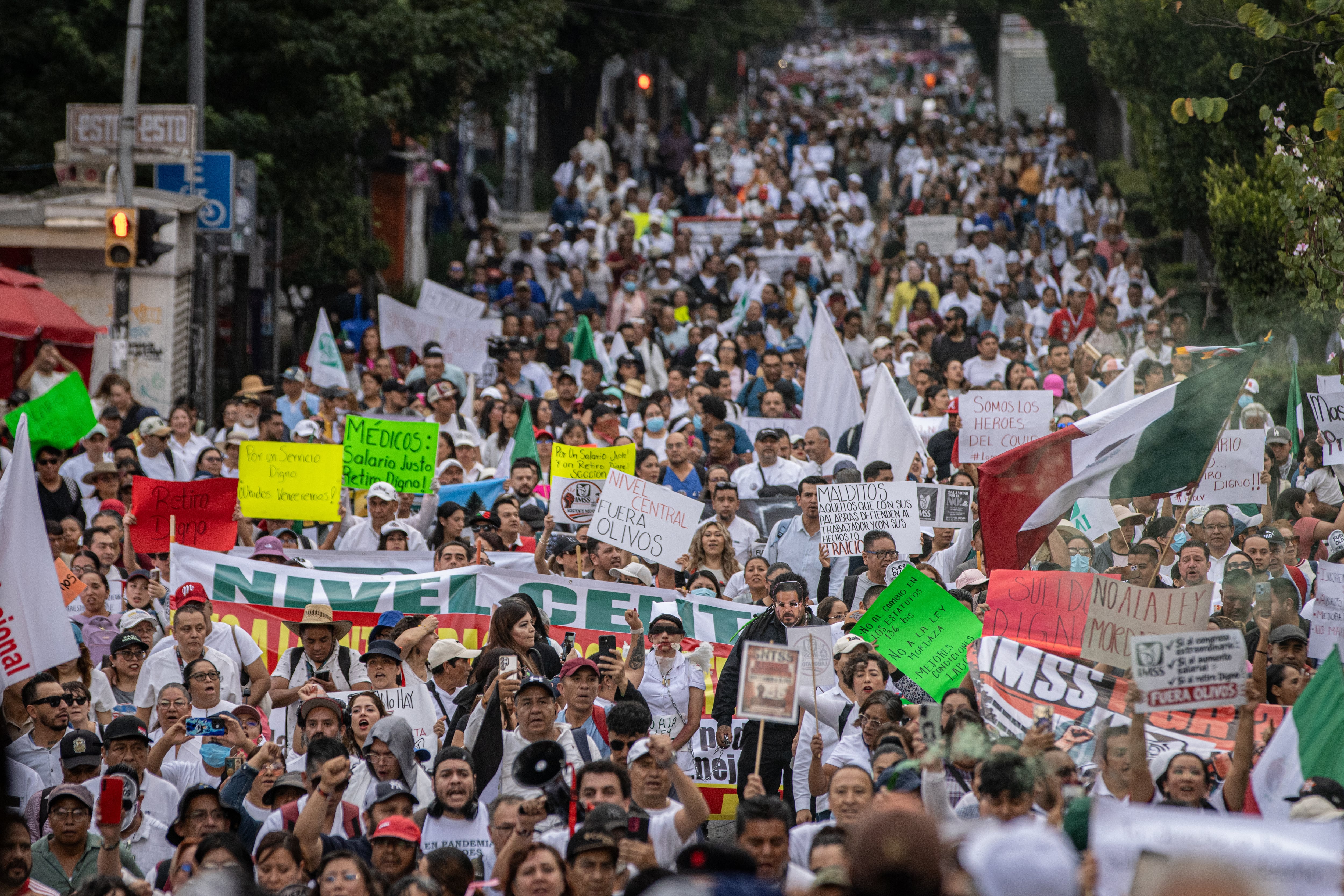 Los trabajadores del IMSS vuelven a las calles para exigir un alza salarial y un cambio en el sindicato