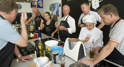 Un grupo de turistas aprende cocina mediterránea en Málaga.