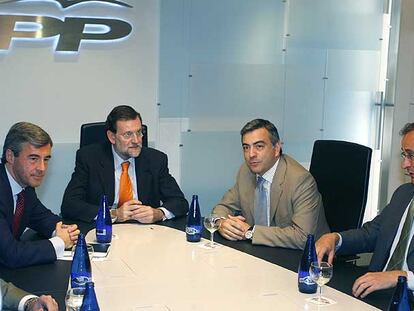 Mariano Rajoy y Ángel Acebes, con los dirigentes alaveses Alfonso Alonso (a la derecha) y Javier de Andrés.