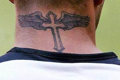 Imagen del tatuaje de Beckham en su cuello.