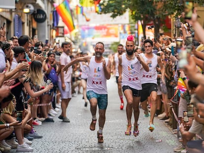 Varios participantes corren en la Carrera de Tacones celebrada con motivo de la semana del Orgullo en la calle de Pelayo, en Madrid.