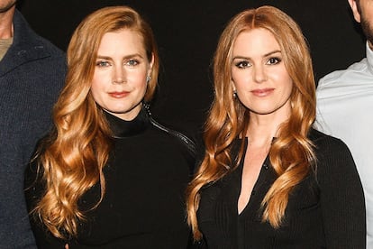 Amy Adams e Isla Fisher

Aunque con carreras profesionales muy dispares, el parecido físico entre ambas es tal que hasta Fisher decidió gastar una broma a sus familiares y les mandó una felicitación navideña en la que cambiaba su cara por la de Adams. Nadie se dio cuenta. Incluso la mismísima Lady Gaga las equivoca y hasta existe un vídeo que intenta probar que son personas distintas.