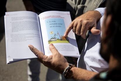 Un libro de texto sobre materias que se dan el barrio.