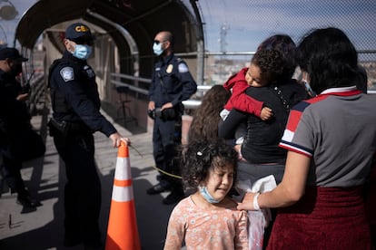 Migrantes centroamericanos son deportados por elementos de la Patrulla Fronteriza en la Ciudad de McAllen, Texas EU.