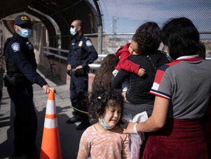Migrantes centroamericanos son deportados por elementos de la Patrulla Fronteriza en la Ciudad de McAllen, Texas EU.