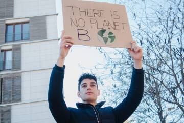 Un adolescente se concentra durante la cumbre del clima. GETTY IMAGES