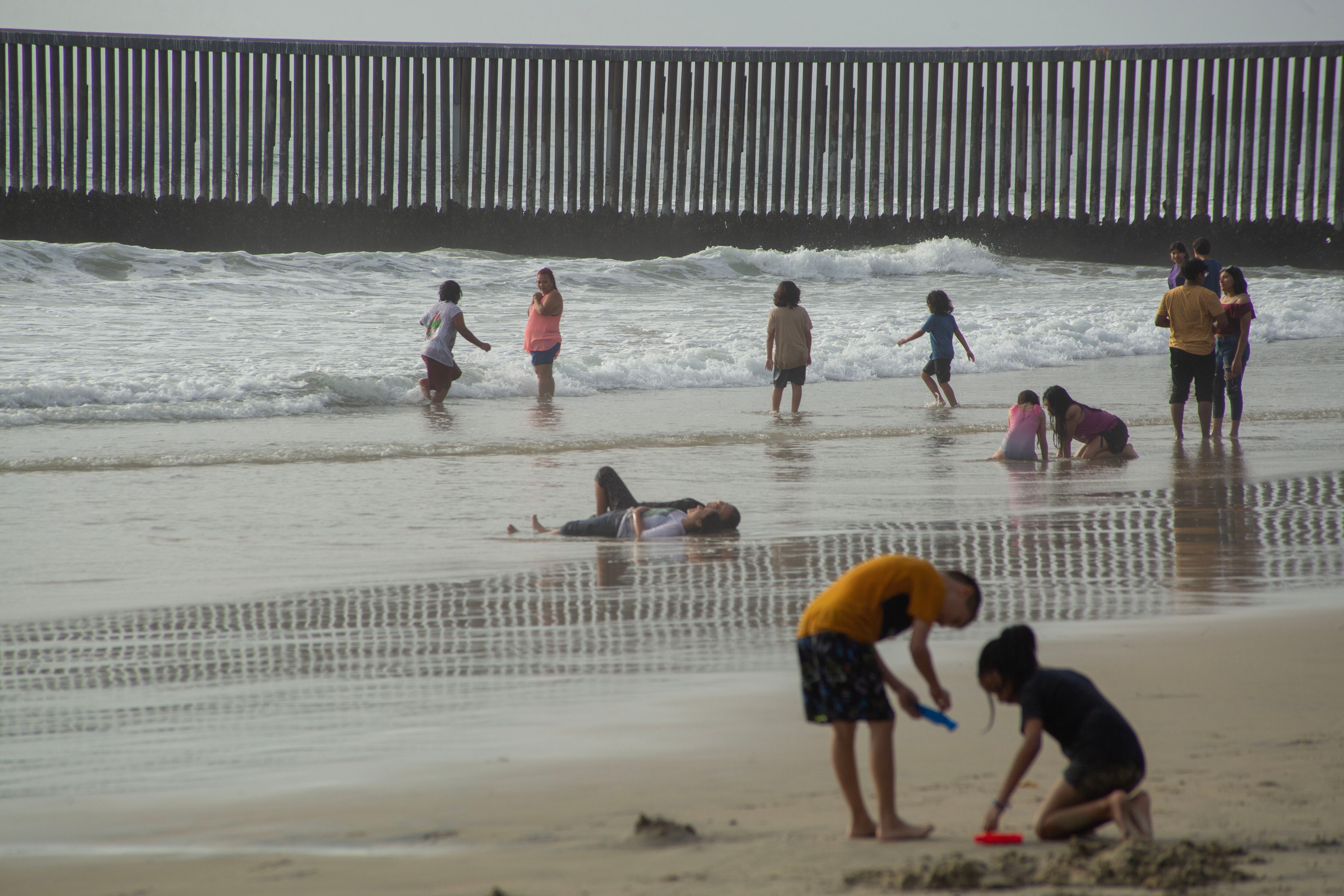 Turistas y locales visitan la playa en Playas de Tijuana.