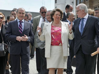 La entonces alcaldesa de Valencia Rita Barberá con algunos de sus concejales de gobierno en 2016.