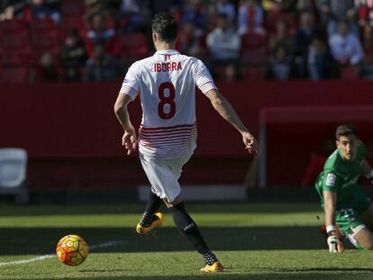 Iborra hace a placer el segundo gol del Sevilla.