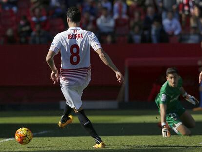 Iborra hace a placer el segundo gol del Sevilla.