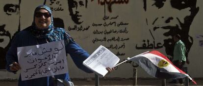 Una egipcia distribuye propaganda de Tamarrud, un grupo que se opone al presidente islamista Mohamed Morsi.