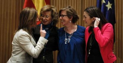 Carme Chac&oacute;n, Mar&iacute;a Teresa Fern&aacute;ndez de la Vega, Maru Men&eacute;ndez y Soraya Rodr&iacute;guez en el homenaje a Peces-Barba. 