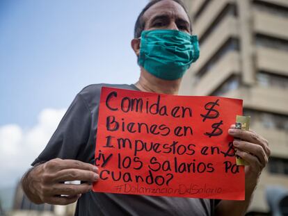 Un hombre durante una protesta en Caracas, este lunes.