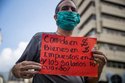 Un hombre durante una protesta en Caracas, este lunes.