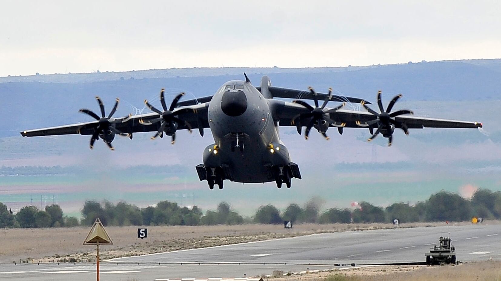  Uno de los dos aviones del Ejército del Aire con el primer envío directo de material ofensivo por parte de España a Ucrania despega de la base aérea de Los Llanos, en Albacete. 