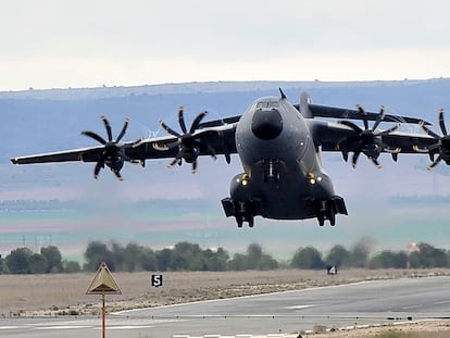 Un avión A400M del Ejército del Aire despega de la base de Los Llanos (Albacete) el pasado día 4 con armamento ofensivo en dirección a Ucrania.