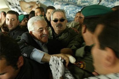 Mahmud Abbas, rodeado por escoltas, hace campaña electoral en el campo de refugiados palestino de Jan Yunis.