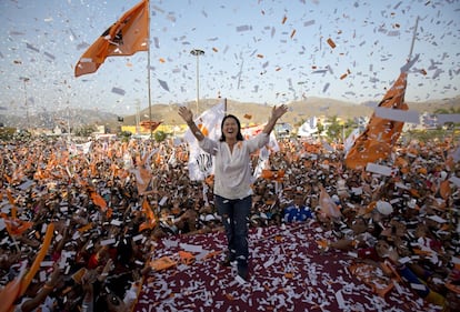 Keiko Fujimori es una vieja conocida de la política peruana: esta es la tercera vez que llega a una segunda vuelta. En la imagen, la también entonces candidata a la presidencia saluda a sus seguidores en un evento de campaña en 2016.