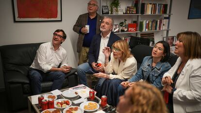 Los principales dirigentes del PSC, durante el seguimiento de los resultados electorales ente domingo en Barcelona.
