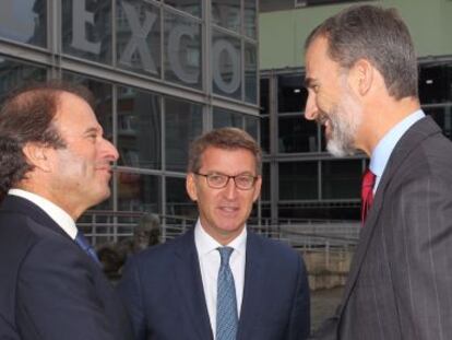 Felipe VI saluda al presidente del IEF, Ignacio Osborne, en presencia del presidente electo de la Xunta de Galicia, Alberto Nu&ntilde;ez Feijoo.