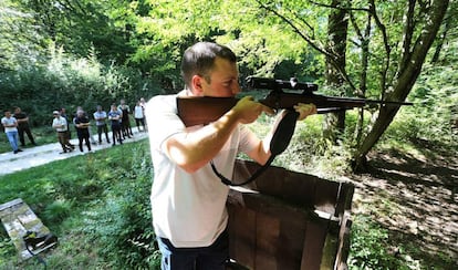 Un cazador recién licenciado realiza una práctica de tiro en Francia la semana pasada.