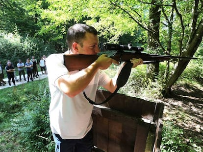 Un cazador recién licenciado realiza una práctica de tiro en Francia la semana pasada.