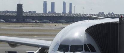 Un avión durante la carga de pasajeros en el aeropuerto de Madrid-Barajas.