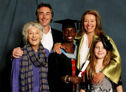 Tindy, con Emma Thompson, su marido,  Greg Wise, la hija de ambos, Gaia, y la madre de la actriz, Phyllida Law.