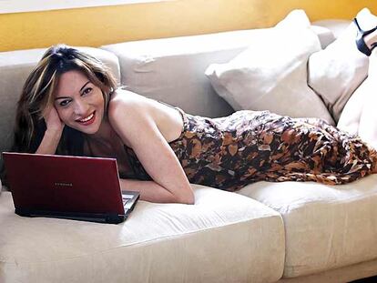 Yolanda Álvarez. "Unos treinta años". En 2000 creó su propia empresa de vídeos pornográficos <i>amateurs</i> que distribuye por Internet. Actriz, escritora en sus ratos libres, hace un año fundó una productora de cine X con la que graba una película. En la foto, en su casa de Palma de Mallorca.