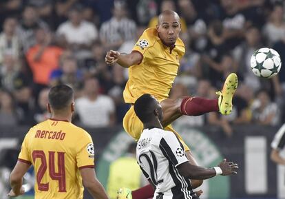 Kwadwo Asamoah de la Juventus de Turin salta para golpear el balón.