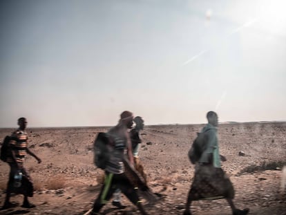 Migrantes etiopes caminan a través de las carreteras y desiertos del sur de Yemen en su ruta hacia Arabia Saudí.