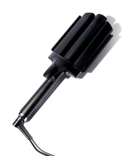 Rizador triple Wave de GHD. Utiliza la tecnología de calor PTC que permite la autorregulación y el control pese al aumento de la temperatura, para no debilitar el cabello.