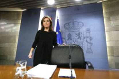 La vicepresidenta del Gobierno, Soraya Sáenz de Santamaría, llega a la rueda de prensa tras la reunión hoy del Consejo de Ministros.