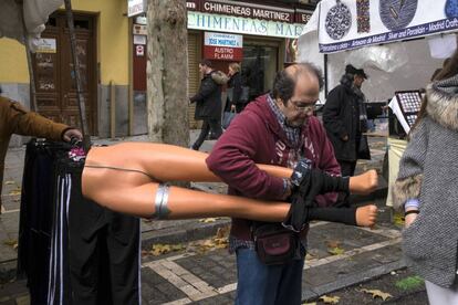 El momento de vestir a un maniquí en el Rastro.