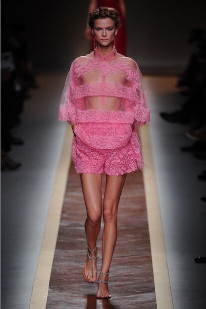 Vestido de encaje rosa, de Valentino.