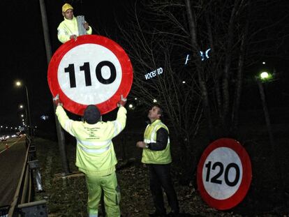 Operarios cambiando las señalas de las autovías y autopistas en 2011.