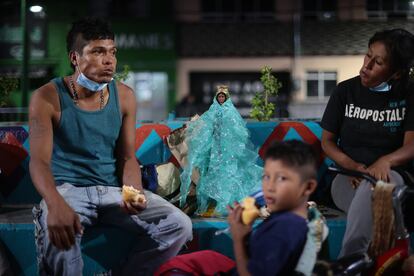 Peregrinos que no pudieron visitar la Basílica de Guadalupe este año se congregaron en sus alrededores.