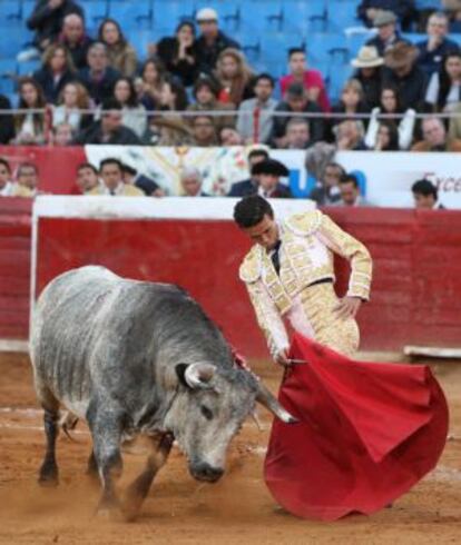 Víctor Puerto lidia su segundo toro, ayer domingo en la plaza de Toros México.