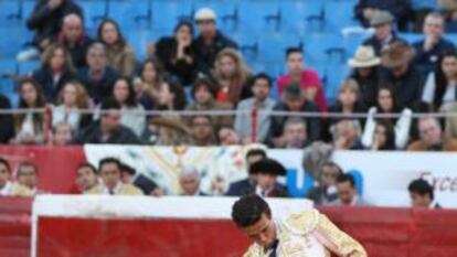 Víctor Puerto lidia su segundo toro, ayer domingo en la plaza de Toros México.