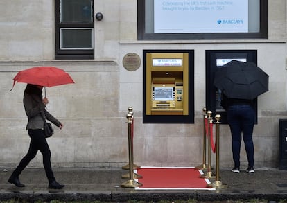 Barclays ha celebra el 50 aniversario de su primer cajero, en Londres, bañándolo en oro.