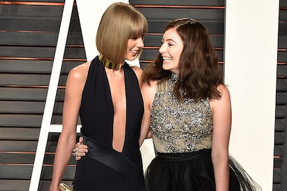 Taylor Swift a Lorde

Entre estrellas anda el juego. Swift quiso convertirse en la anfitriona de la gran fiesta del 20 cumpleaños de la cantante neozelandesa, íntima amiga de la intérprete de éxitos como Bad Blood. Celebrado en un club neoyorquino, no quisieron perderse el evento celebrities como Lena Dunham, Tavi Gevinson o Karlie Kloss.