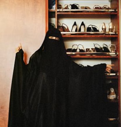 La escolarización de las saudíes y las nuevas tecnologías han abierto una brecha entre la realidad y sus expectativas. En la imagen, la colección de zapatos de una mujer.