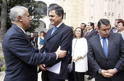 Javier Arenas (PP) con los miembros de su grupo parlamentario, charla con el popular Carlos Rojas.