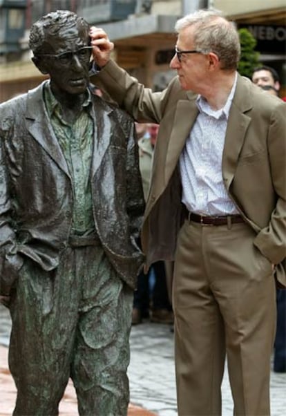 El director neoyorquino posa junto a su estatua en Oviedo.