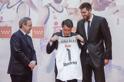 El presidente del Real Madrid, Florentino Pérez (i), y el capitán del equipo, Felipe Reyes (d), hacen entrega de una camiseta al presidente de la Comunidad de Madrid, Ignacio González (c).