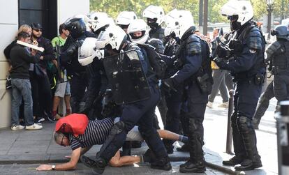 La policía detiene a un hombre este sábado, en una nueva protesta de los 'chalecos amarillos', en París.