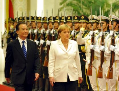 El primer ministro chino, Wen Jiabao, camina junto a la canciller alemana, Angela Merkel.
