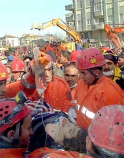 Bomberos y médicos atienden a la mujer tras ser rescatada.