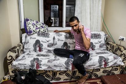 Un sirio-palestino habla por teléfono con su padre, que vive en Damasco con uno de sus hermanos. 