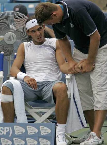 Nadal es atendido en la pista.